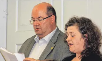  ?? FOTO: SISC ?? Bürgermeis­ter Joachim Löffler nahm von Arlette Windrich zwei Anträge zum Ärztehaus entgegen.