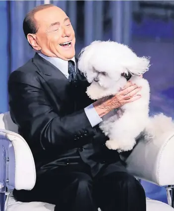  ?? FOTO: REUTERS ?? In der Talkshow „Porta a Porta“(„Tür an Tür“) spielte Silvio Berlusconi vergangene Woche mit einem Hund.
