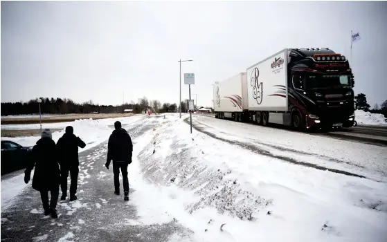  ?? ?? Föreningen är nöjd över att gång- och cykelvägen går en bit ifrån väg 42, där det passerar mycket tung trafik.