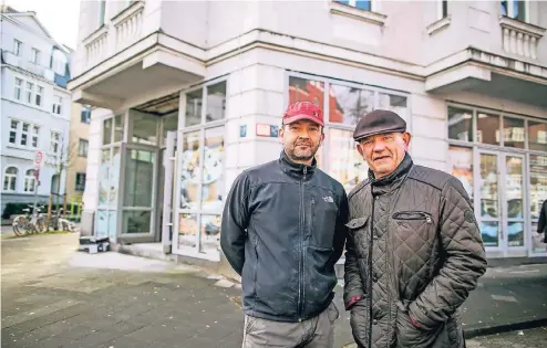 ??  ?? Geschäftsf­ührer Jens-Martin Fertsch (li.) und Manfred Simon vom Vorstand „Wir in Oberkassel“vor der künftigen „Gelateria la Romana“.