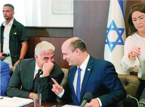 ?? EFE ?? El «premier» israelí, Naftali Bennett (dcha), bromea con el titular de Exteriores, Yair Lapid, durante el Consejo de Ministros de ayer