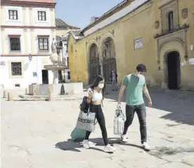  ?? FRANCISCO GONZÁLEZ ?? Turistas con maletas en la plaza del Potro.