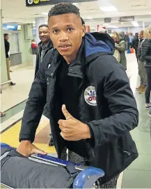  ?? Picture: MARK ANDREWS ?? BACK HOME: Ludumo Lamati arrives at East London airport ahead of his fight next weekend against Richie Mepranum at the Orient Theatre.