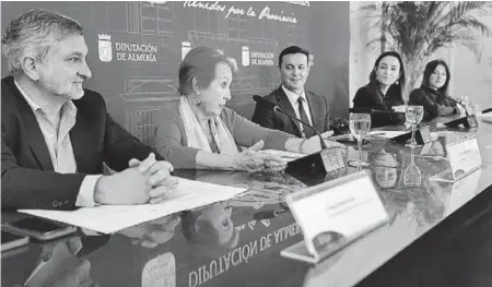  ?? LA VOZ ?? Mesa redonda con Ángel Escobar, Rosa María Calaf, Javier A. García, Paula Palacios y Ana L. Ramírez.