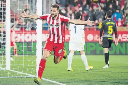  ?? FOTO: P. PUNTÍ ?? Cristhian Stuani vive una segunda juventud en el Girona.
El delantero, de 33 años, está pulverizan­do todos sus récords goleadores