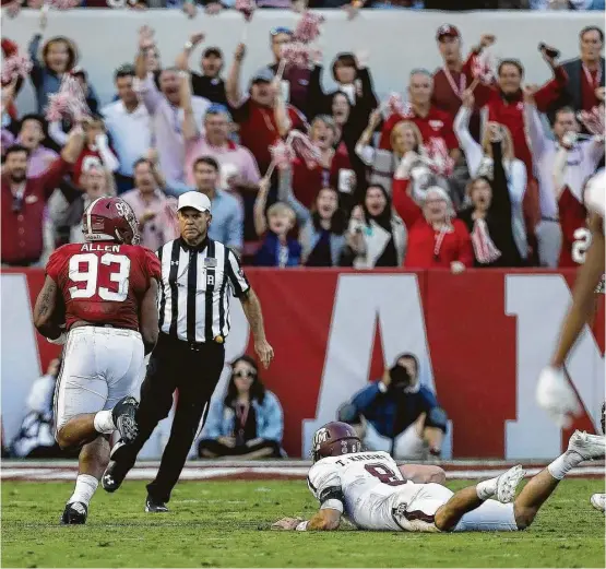  ?? Karen Warren photos / Houston Chronicle ?? Texas A&M quarterbac­k Trevor Knight can only watch as Alabama defensive end Jonathan Allen returns a fumble recovery for a touchdown in the third quarter Saturday.