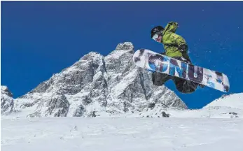  ?? FOTO: VALLE D’AOSTA ?? Eine Seltenheit: Im Skigebiet La Thuile fahren Boarder und Skifahrer fast ausschließ­lich auf Naturschne­e.