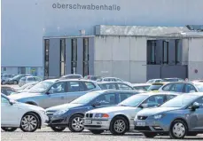  ?? FOTO: ELKE OBSER ?? Schon ab nächster Woche fällt ein Teil der begehrten freien Parkplätze an der Oberschwab­enhalle weg.