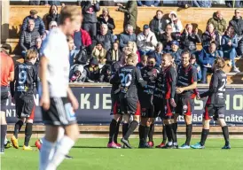  ??  ?? SAKEN ÄR KLAR. Josef Daoud har utnyttjat Markus Mäkinens misstag och avgjort matchen med sitt mål för 3-0.