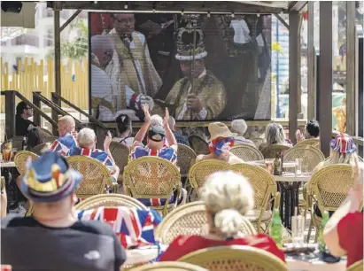  ?? ?? Bei der Krönung von Charles III. beginnen die Briten zu applaudier­en.