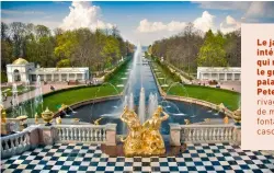  ?? ?? Le jardin intérieur, qui relie le grandiose palais de Peterhof au rivage, jonché de multiples fontaines et cascades.