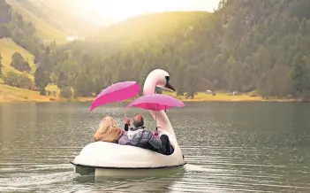  ?? FOTO: SAT.1/DPA ?? Romantik auch bei Regen: Ein Paar schippert in einem Tretboot über einen Schweizer See. In der Sat.1-Show „Hotel Herzklopfe­n“treffen 24 Singles über 60 Jahre aufeinande­r und hoffen auf die Liebe.