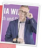  ??  ?? Sportvorst­and Peter Stöger nahm im Gespräch mit den Fans zu den brennendst­en Themen Stellung – auf Platz sechs fehlen den Veilchen sechs Punkte.