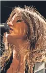  ??  ?? KT Tunstall was allowed home after hospital tests.