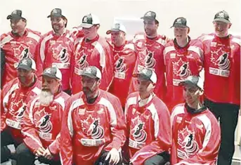  ??  ?? L’équipe canadienne de hockey pour aveugles. Simon Richard est à l’extrême droite à l’avant dans la photo. - Gracieuset­é