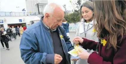  ??  ?? Wolontariu­sze będą rozdawać przechodni­om żonkile już po raz szósty