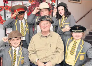  ?? Mike Carter ?? ●●Henry Quick with his Uncle Rex’s air raid warden helmet and pupils from Greenbank Preparator­y School