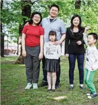  ??  ?? Lorenzo (con i pantaloni verdi) e la sua famiglia al parco. Da sinistra: Aurora, Chen, Laura, Zhao. Vengono dalla Cina.
