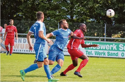  ?? Foto: Melanie Nießl ?? Serge Yohoua (rot) hier im Duell gleich mit zwei Petersdorf­ern. Der Pöttmeser war der einzige Torschütze in diesem Duell der Nachbarn.