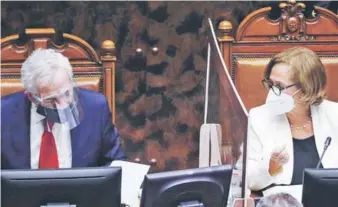  ??  ?? El secretario del Senado, Raúl Guzmán, y la presidenta, Adriana Muñoz.