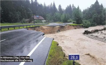  ??  ?? In Abtenau (Sbg.) riss das Hochwasser die Straße weg.