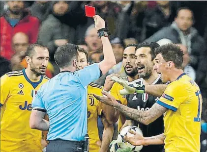  ?? FOTO: AP ?? Michael Oliver expulsa a Buffon tras castigar a la Juventus con un penalti en el minuto 92 que acabaría dandoel pase al Real Madrid