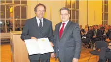  ?? FOTO: BAYERISCHE­S STAATSMINI­STERIUM DER JUSTIZ ?? Freuen sich über das Jubiläum: Jürgen Unglehrt (links) und der bayerische Staatsmini­ster Winfried Bausback.