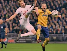  ??  ?? Giorgio Chiellini, 33 anni, lotta con l’inglese Harry Kane, 24 EPA