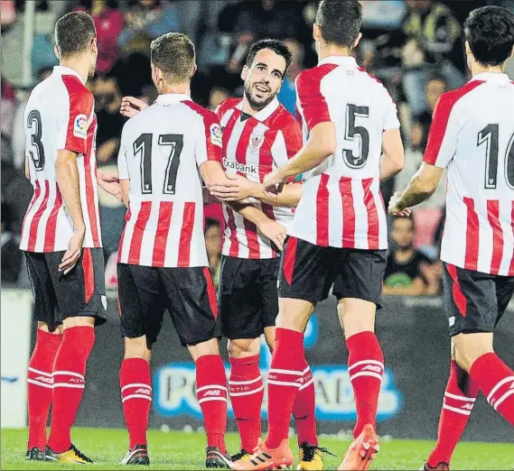  ?? FOTO: JUAN ECHEVERRÍA ?? Gol para una jornada redonda Beñat celebra junto a sus compañeros el segundo tanto rojiblanco, en un día en el que amplió su contrato con el Athletic hasta 2020