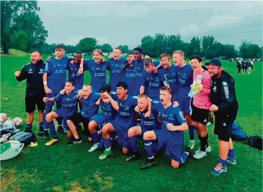  ?? FOTO: PRIVAT ?? TAP: Pors G14 har gått fra seier til seier i hele år. Da finaledrøm­men i Norway Cup brast i sluttsekun­dene fredag, måtte trener Kyrre Jansen (t.h.) finne fram godsaker til trøst.