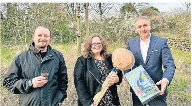  ?? FOTO: NABU MOERS/NV ?? Volksbank-Chef Guido Lohmann (rechts) mit Kräuterpäd­agogin Claudia van Zütphen und Nabu-Leiter Harald Fielenbach.