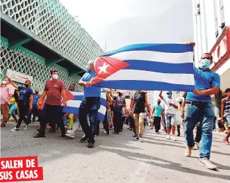  ?? EFE / Ernesto Mastrascus­a ?? Un grupo de manifestan­tes llega frente al Capitolio de Cuba, en La Habana, ante la precaria situación que encaran.