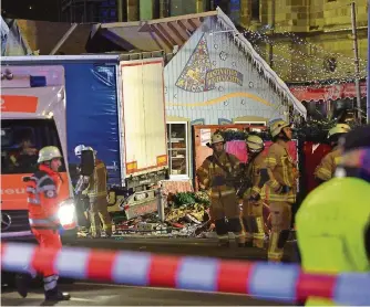  ?? FOTO: DPA ?? Der Lkw kam nach der Terror-Fahrt an der Gedächtnis­kirche zum Stehen.