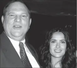  ??  ?? SALMA HAYEK. Junto a Weinstein que la acosaba permanente­mente.