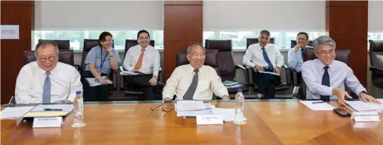  ?? SAMUEL ISAAC CHUA/THE EDGE SINGAPORE ?? At ComfortDel­Gro’s FY2022 results media briefing are: (from left) group deputy CEO Derek Koh, chairman Lim Jit Poh and group CEO Cheng Siak Kian. Behind them are executives from SBS Transit and Vicom