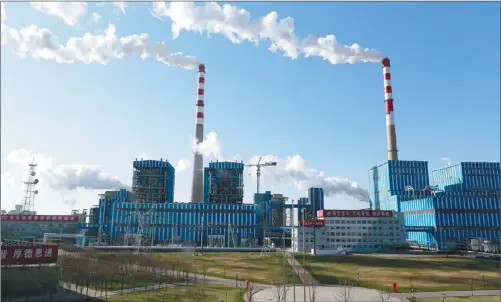  ?? PHOTOS BY FENG YONGBIN / CHINA DAILY ?? Chimneys at the Dagang Power Plant in Tianjin, which mainly emit water vapor.