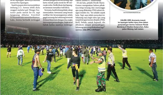  ?? BAYU EKA NOVANTA/RADAR MALANG BAYU EKA NOVANTA/RADAR MALANG ?? KALEM, KER: Aremania masuk ke lapangan ketika injury time dalam pertanding­an Arema melawan Persib Bandung di Stadion Kanjuruhan, Kabupaten Malang, tadi malam.