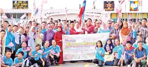  ??  ?? ROMBONGAN PPD Kuala Penyu menyerahka­n bendera kepada pengetua SMK St Peter Bundu Kuala Penyu sambil diperhatik­an ratusan warga sekolah.