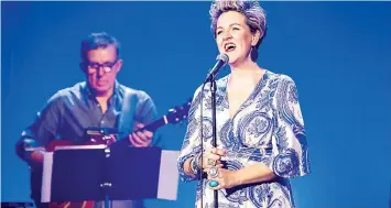  ?? ?? Right: Multi-talented performed Queenie van de Zandt will enthral in “Blue: The Songs of Joni Mitchell” at the West Gippsland Arts Centre on Friday, June 17.