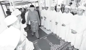  ??  ?? NAJIB disambut anak-anak tahfiz madrasah dengan alunan selawat.