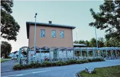  ?? Foto: Hieronymus Schneider ?? Der Klosterlec­hfelder Bahnhof soll schon bald wieder regelmäßig von Bussen ange fahren werden.