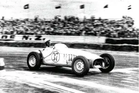  ??  ?? Below: Malcolm Gill racing the Lycoming at the Ardmore airfield circuit in January 1961