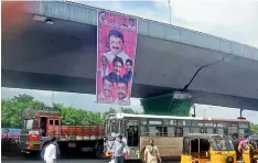  ?? —
R. PAVAN ?? TRS banners hanging on the PVNR Expressway for Telangana flag festival obstructs the view of passersby and traffic at Mehdipatna­m on Thursday.