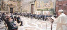  ?? FOTO: DPA ?? Papst Franziskus spricht im Vatikan während einer Audienz mit den EUStaatsun­d Regierungs­chefs.