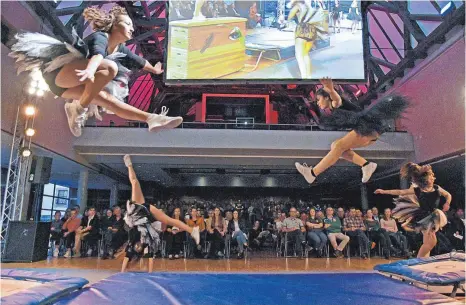  ?? FOTO: AXEL PRIES ?? Show-Act zur Auflockeru­ng des Programms: die Turnmädels vom SV Sulmetinge­n in Aktion bei der Sportlereh­rung 2019.