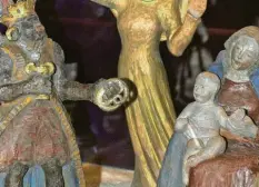  ?? Archivfoto: Gerrit‰R. Ranft ?? Der „Brezelköni­g“Melchior beschenkt das Jesuskind in der Krippe im Ulmer Müns‰ ter.