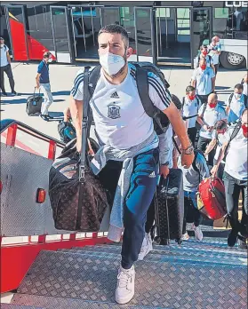  ?? FOTO: EFE ?? Jordi Alba, de viaje ayer con la selección, no quiere hacer las maletas para salir del Barça