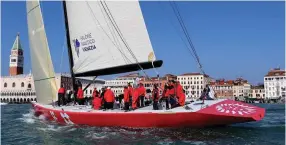  ??  ?? A Venezia in regata alla TAG Heuer VELA Cup/Veleziana c’era anche il Moro di Venezia, con buona parte dell’equipaggio della Coppa America del 1992.