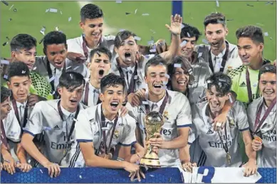  ??  ?? CAMPEONES. Los jugadores del Juvenil C celebran el trofeo que consiguier­on ayer en Qatar.