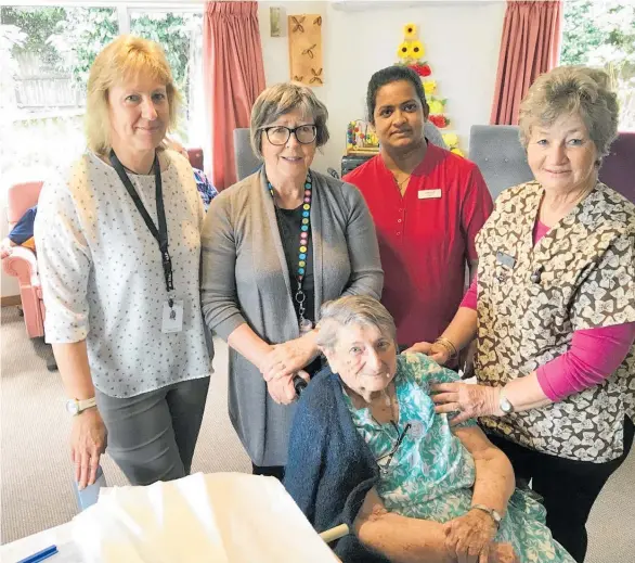  ?? Photo / Supplied ?? Vaccinator Shelley Agar (left) and nurses Rose Bourne, Jenna Jacob and Julia Blaire surround Springvale Manor resident Pat Cooper.